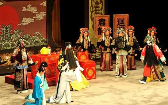 京剧《铡美案》中包青天唱的“上写着秦香莲她三十二岁“后面是什么?