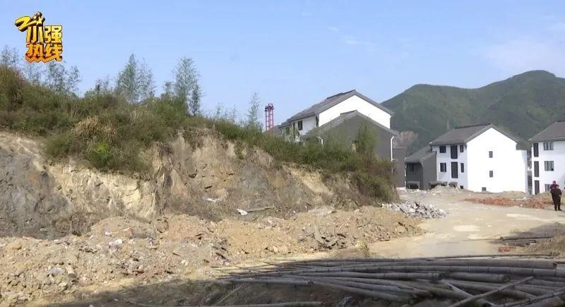 杭州拆迁户搬新房,走进小区吓懵了:有12座坟墓