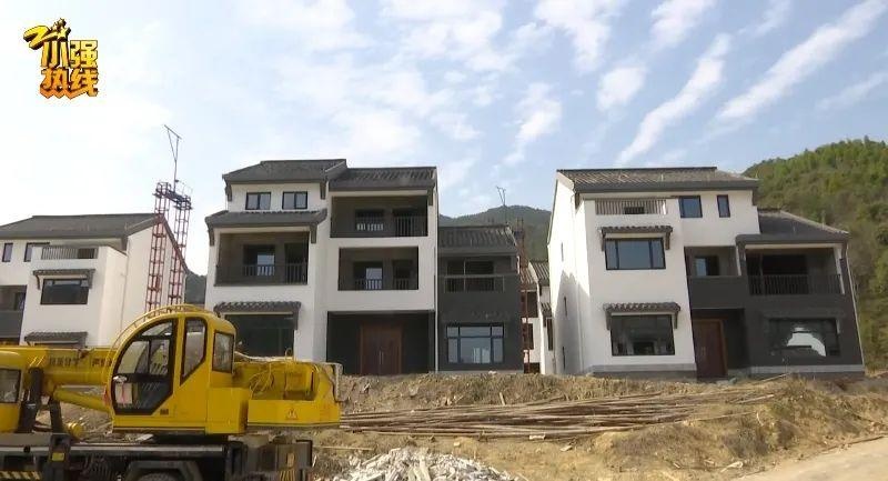 杭州拆迁户搬新房,走进小区吓懵了:有12座坟墓